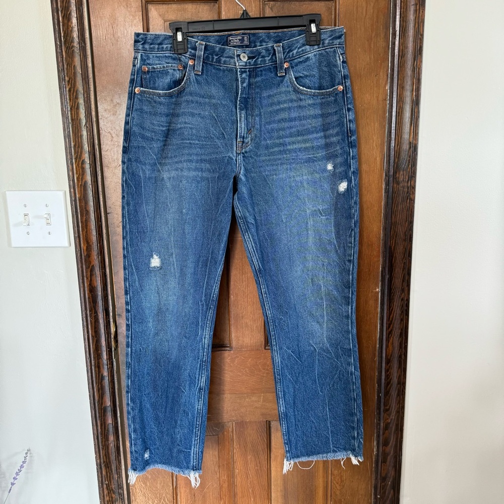 Woman’s Abercrombie & Fitch high-rise mom jeans size 31 Dark Wash